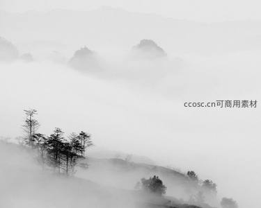 水墨意境的雾中山林剪影