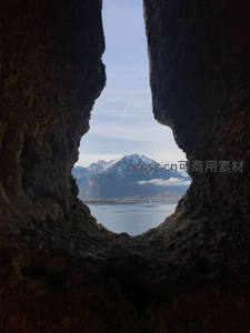 石洞框景雪山湖泊如画中画