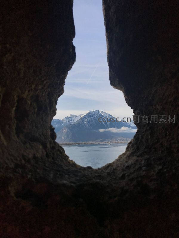 石洞框景雪山湖泊如画中画