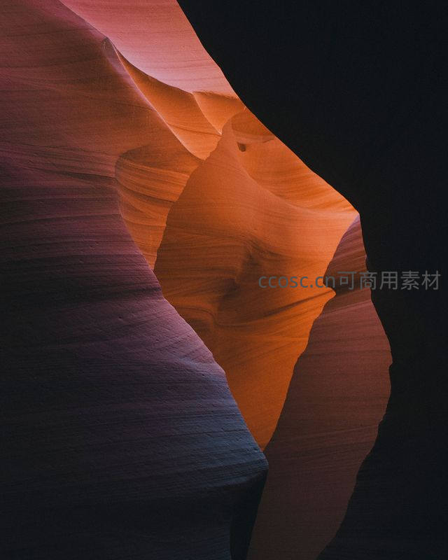 神秘峡谷中的暖光隧道