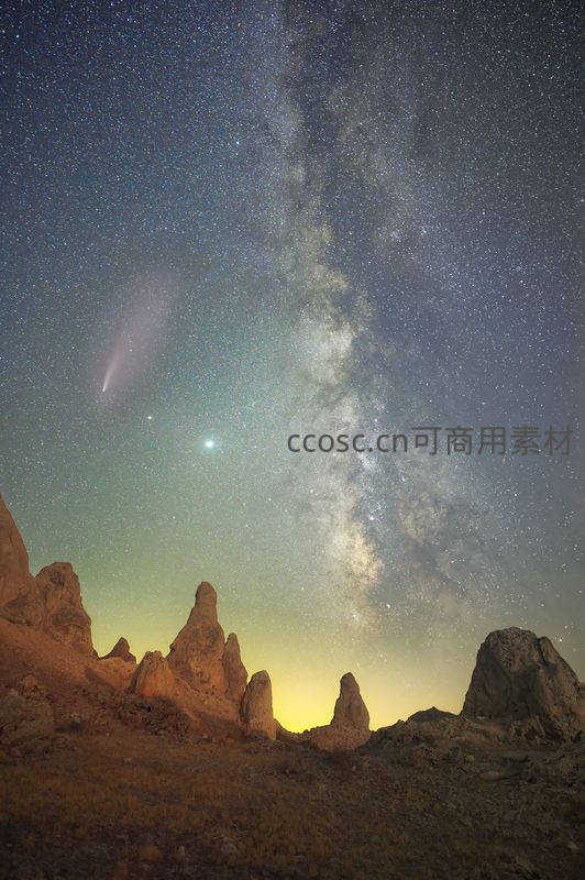 星空下的奇幻岩柱群