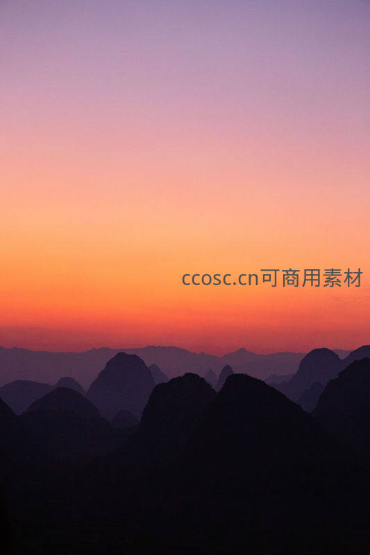 喀斯特峰林的日落剪影