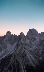 新月高悬的险峻山巅