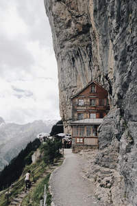 悬崖边木屋餐厅依山而建，险峻壮观