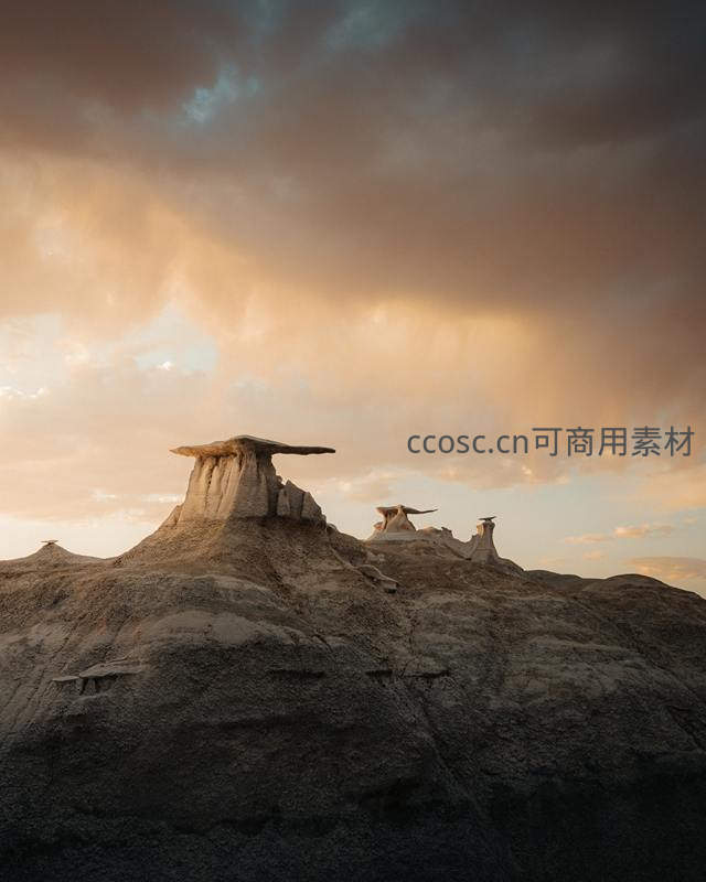 荒漠岩层在暮色中如外星地貌般神秘