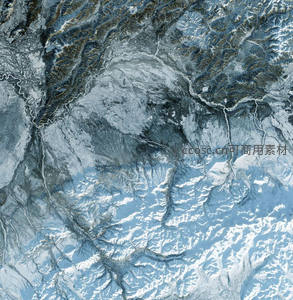 高空俯瞰雪域山脉，冰川河流交织成网