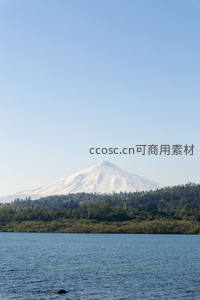 雪顶火山静卧湖畔，绿林环抱水天一色
