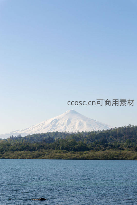 雪顶火山静卧湖畔，绿林环抱水天一色
