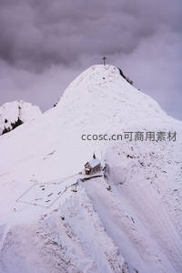 雪峰之巅的小教堂与十字架