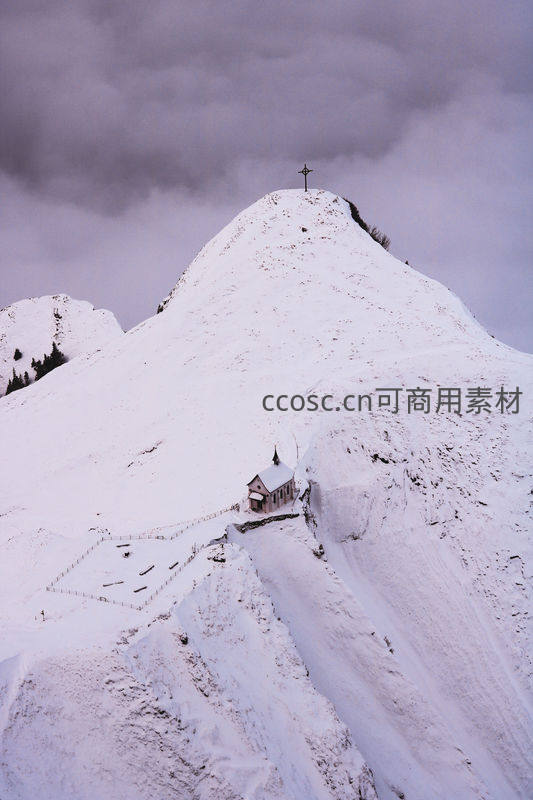 雪峰之巅的小教堂与十字架