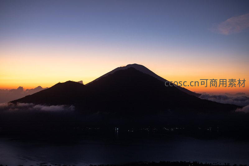 火山剪影与日落霞光云海
