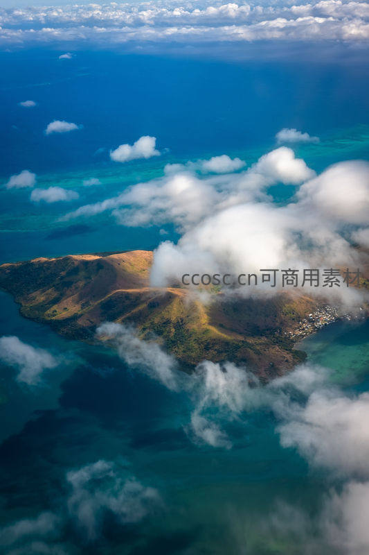 航拍海岛云海与碧蓝海域