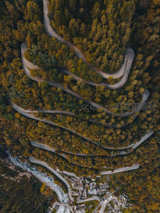 蜿蜒山路穿林海，俯瞰村落如画卷
