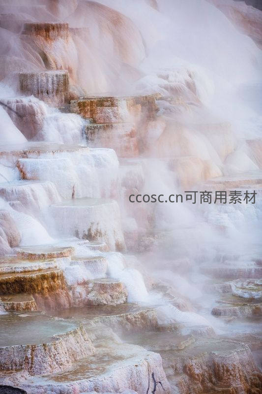 钙华梯田腾雾气，温泉涌动似仙境
