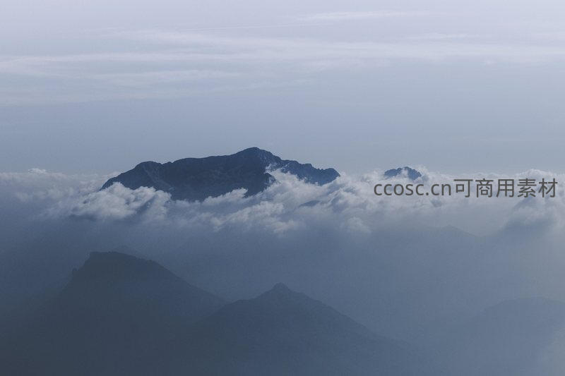 云海托举峰峦，远山隐现如画