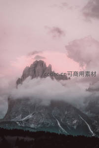 粉霞云绕峰顶，山峦如梦似幻