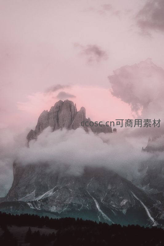 粉霞云绕峰顶，山峦如梦似幻