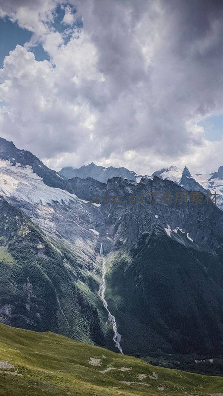雪山峡谷瀑布飞流直下