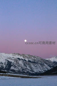 雪峰月夜静谧如画