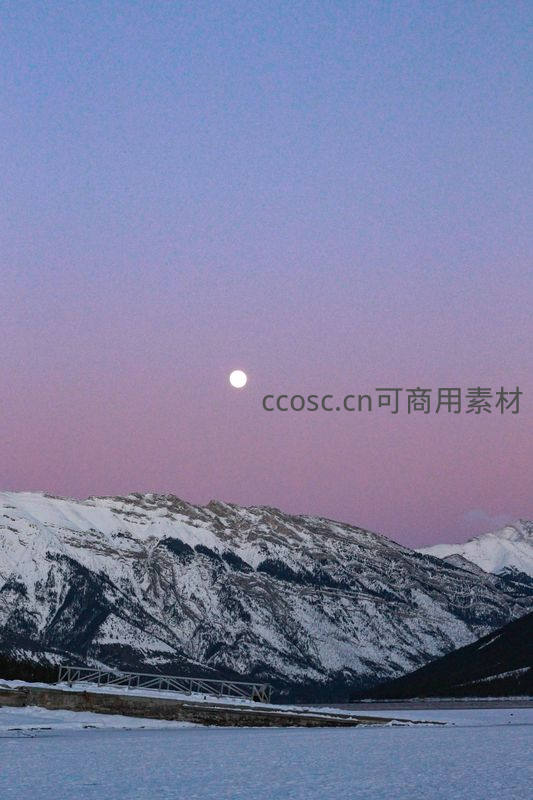 雪峰月夜静谧如画