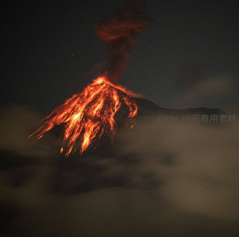 火山喷发熔岩照亮夜空