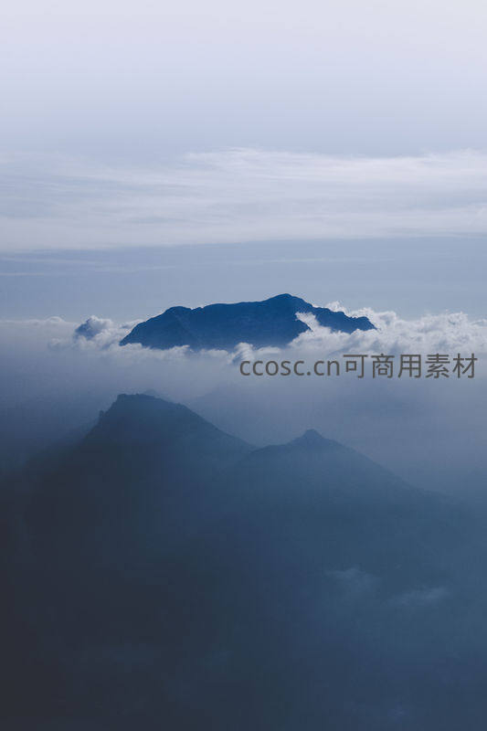 云海之上的孤峰，静谧而壮丽
