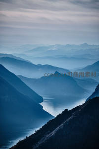 晨雾缭绕群山，湖光山色如水墨画