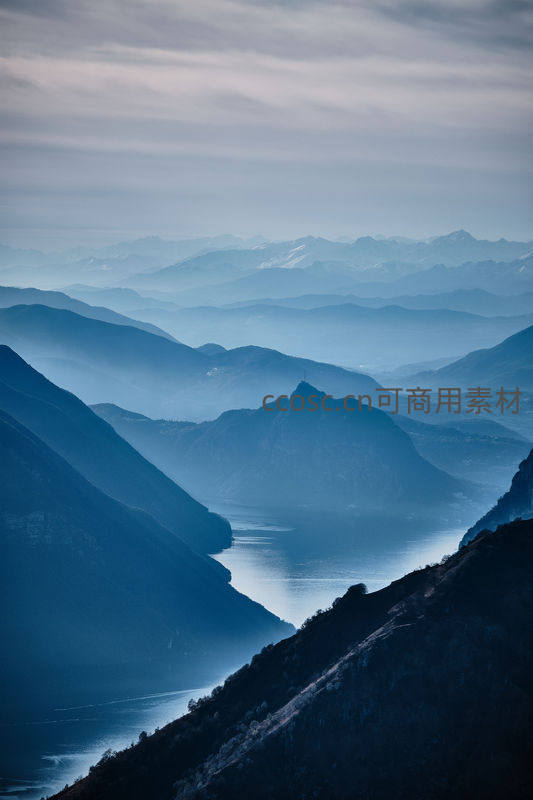 晨雾缭绕群山，湖光山色如水墨画