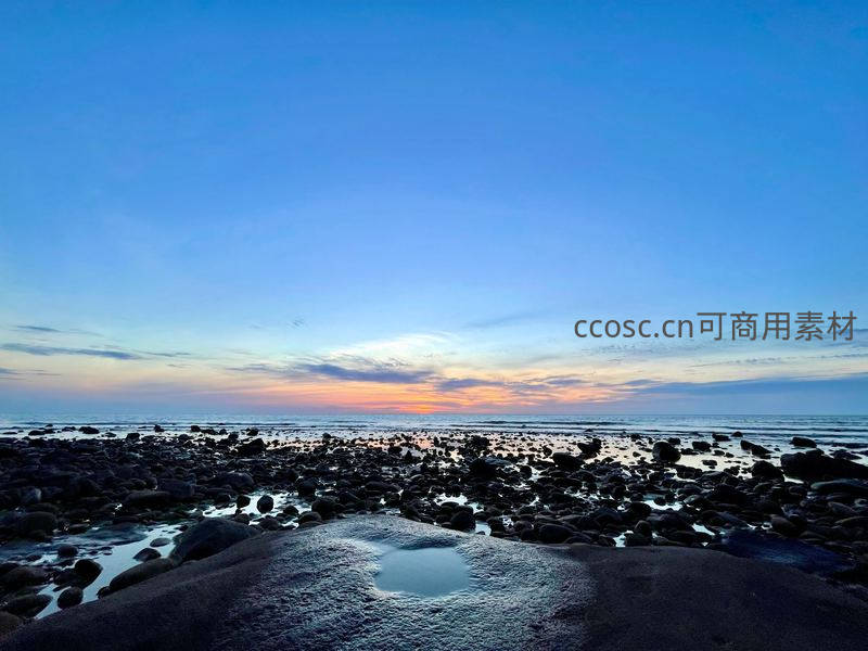 暮色海岸，礁石与晚霞的静谧交响