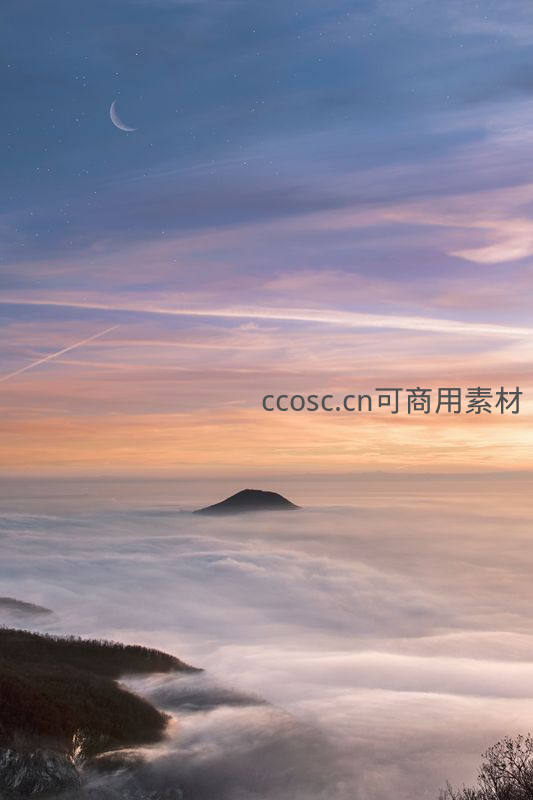 云海之巅，新月高悬于梦幻晨曦