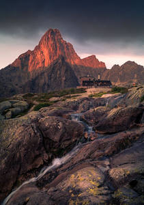 岩峰夕照，山间小屋与溪流共舞