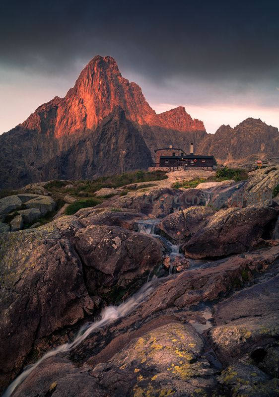 岩峰夕照，山间小屋与溪流共舞