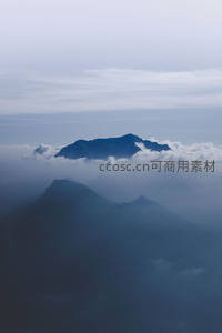 云雾缭绕，远山如黛隐现苍穹之下