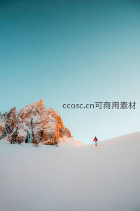 雪原孤影向山行，霞光染峰显寂寥