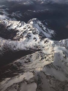 航拍雪峰连绵起，冰川裂谷展雄姿