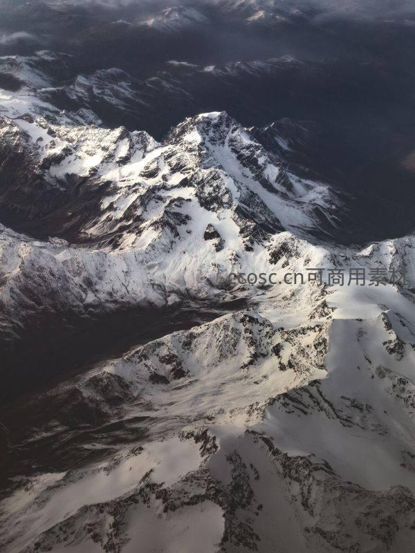 航拍雪峰连绵起，冰川裂谷展雄姿