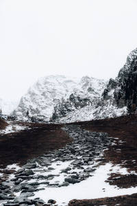 雪覆山径石路寒，荒原寂寥望峰巅