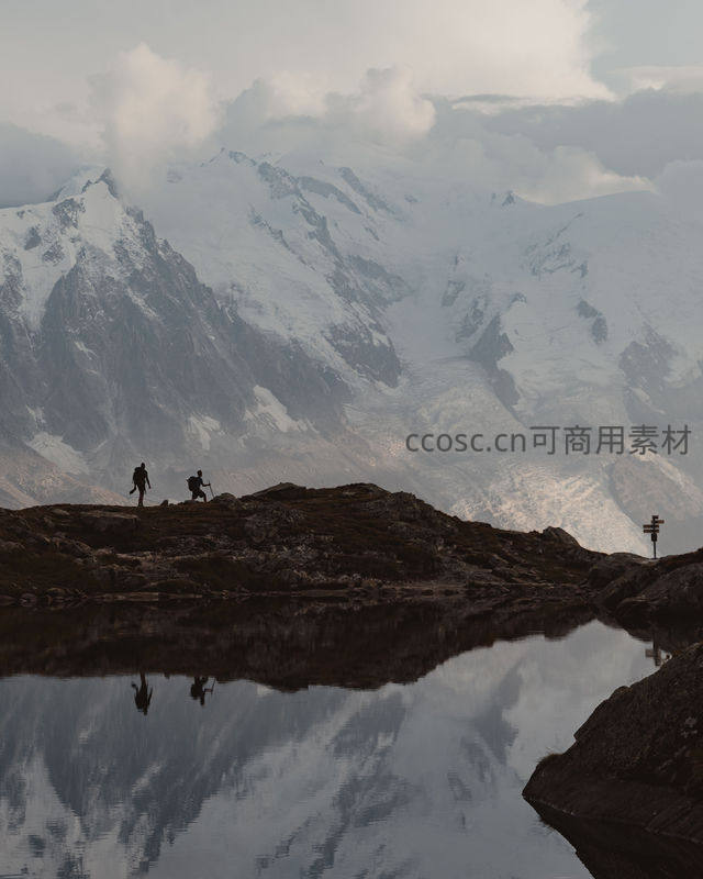 雪山倒影中的徒步者剪影