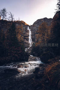 秋日山谷瀑布飞流直下