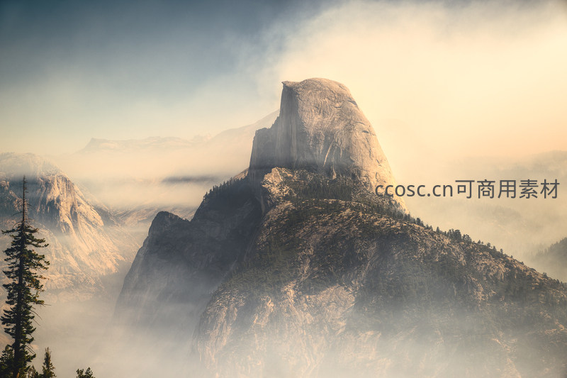 云雾缭绕的半圆顶山峰壮丽景观