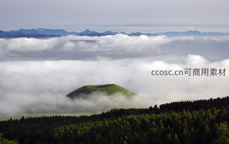 云海之上绿意盎然的山丘奇景