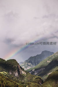 山谷彩虹横跨云层的奇幻瞬间