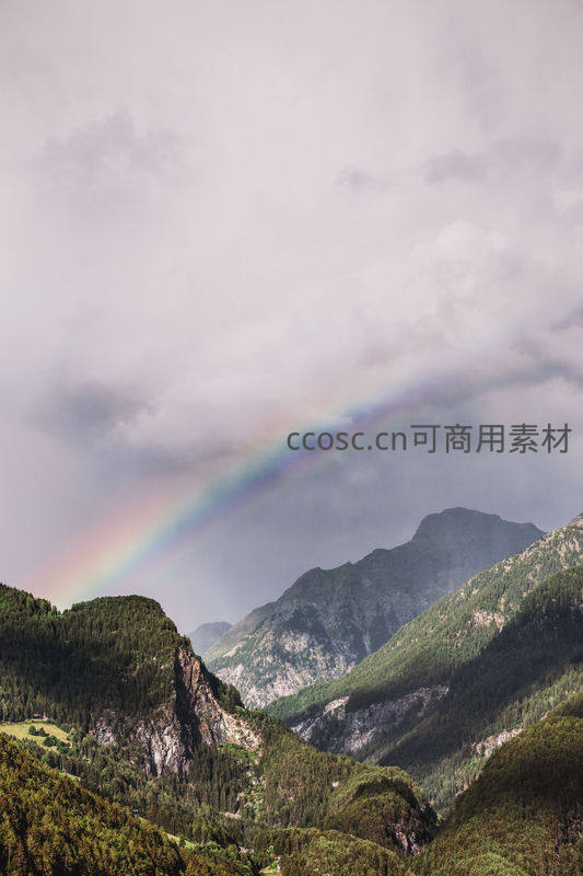 山谷彩虹横跨云层的奇幻瞬间