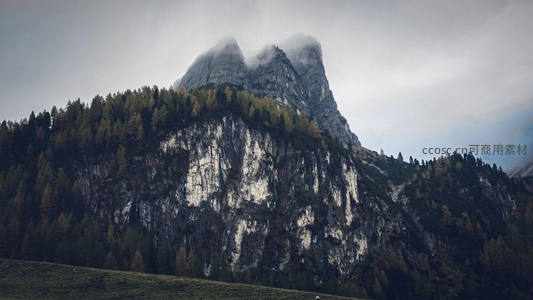 云雾缭绕的陡峭山峰