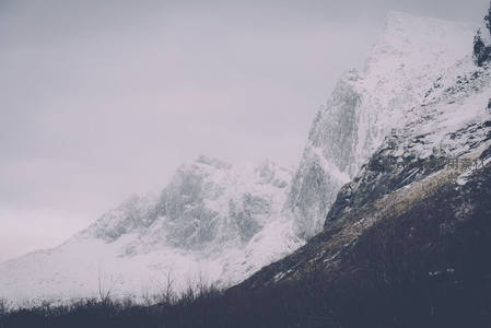 雪峰巍峨，云雾缭绕山巅