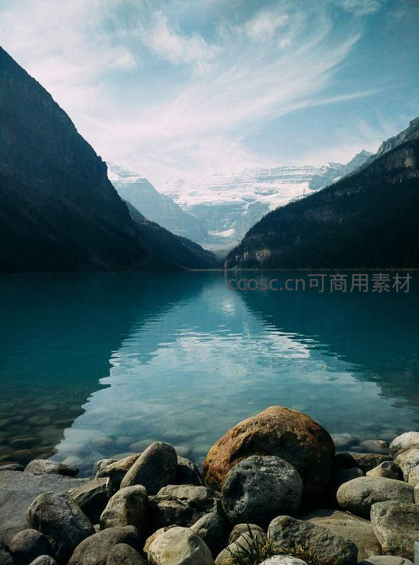 湖光山色映雪峰倒影