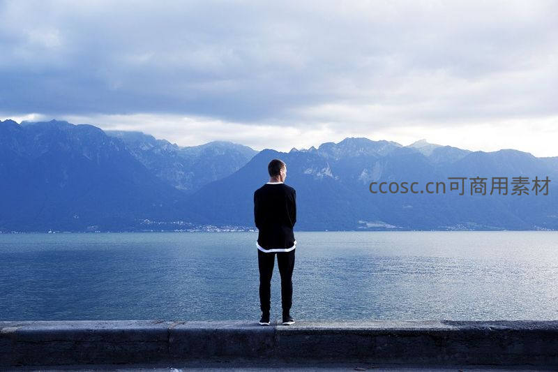 湖畔孤影，远眺群山静思