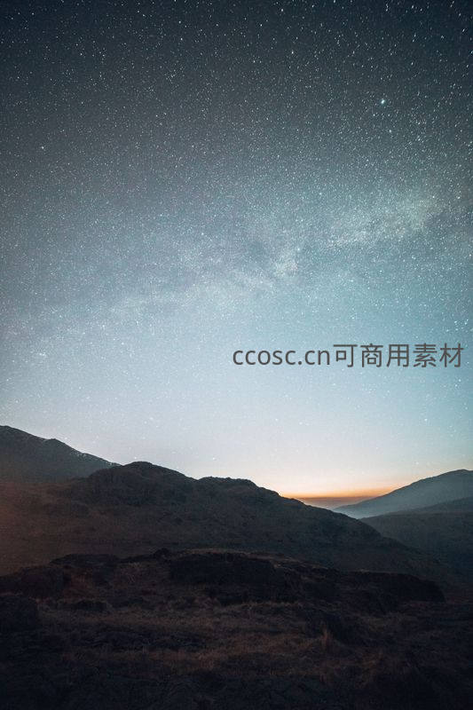 银河横空，星夜山野静谧