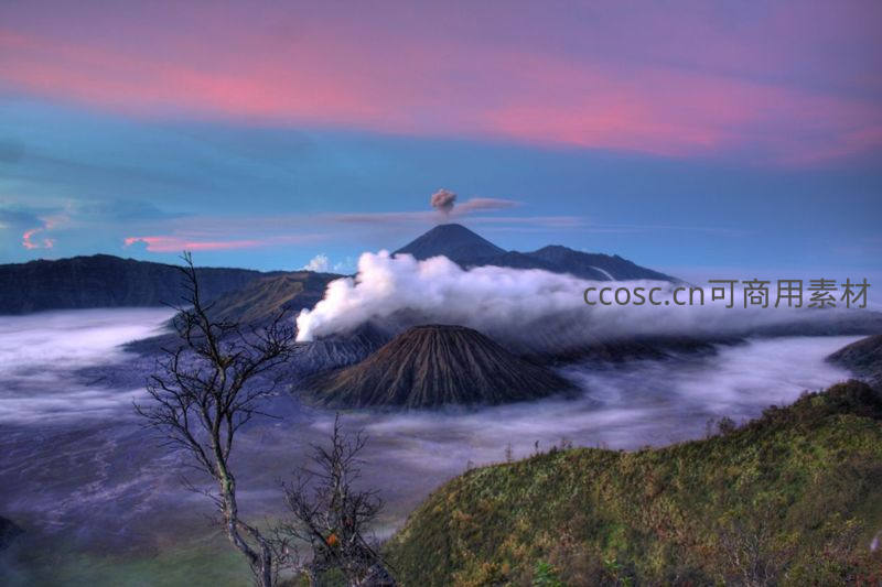 火山晨曦，云海缭绕峰峦之间