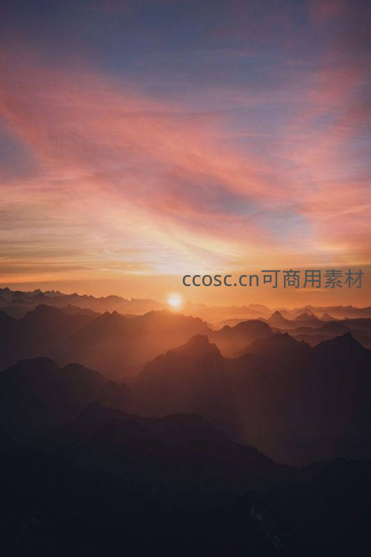 群山之巅，朝阳破云照亮苍穹